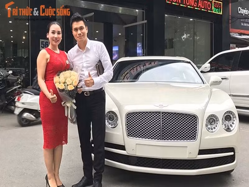 Tháng 10/2017, Việt Anh tậu xe sang Bentley màu trắng có giá hơn 10 tỷ sau thời điểm phim "Người phán xử" có anh đóng chính gây sốt. Trước đó, nam diễn viên sở hữu một chiếc Range Rover màu xanh ngọc trị giá khoảng 5 tỷ đồng.