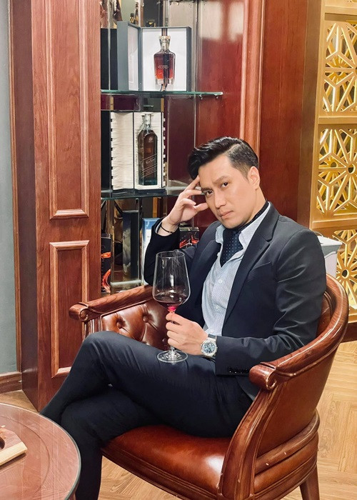 Ngoài đi xe sang, Việt Anh còn thường xuyên mặc đồ hiệu. Anh từng mạnh tay chi 300 triệu đồng để sở hữu một chiếc đồng hồ có một không hai tại Việt Nam. Bên cạnh đó, Việt Anh không ngại móc hầu bao chi tiền tậu nhiều mẫu kính, đôi giày, bộ vest đắt tiền.