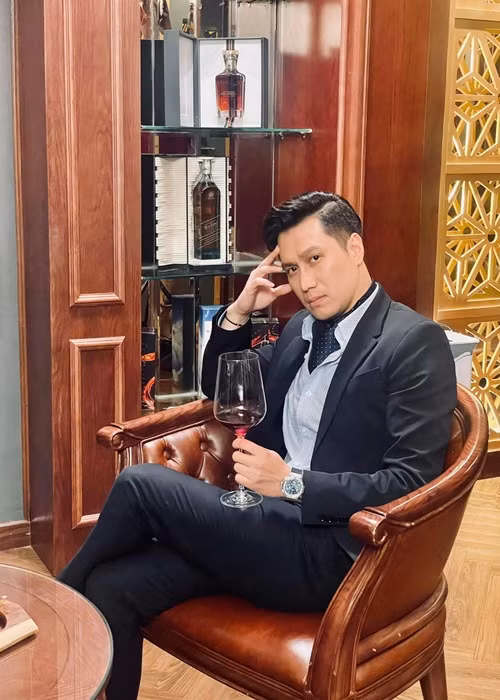 Ngoài đi xe sang, Việt Anh còn thường xuyên mặc đồ hiệu. Anh từng mạnh tay chi 300 triệu đồng để sở hữu một chiếc đồng hồ có một không hai tại Việt Nam. Bên cạnh đó, Việt Anh không ngại móc hầu bao chi tiền tậu nhiều mẫu kính, đôi giày, bộ vest đắt tiền.