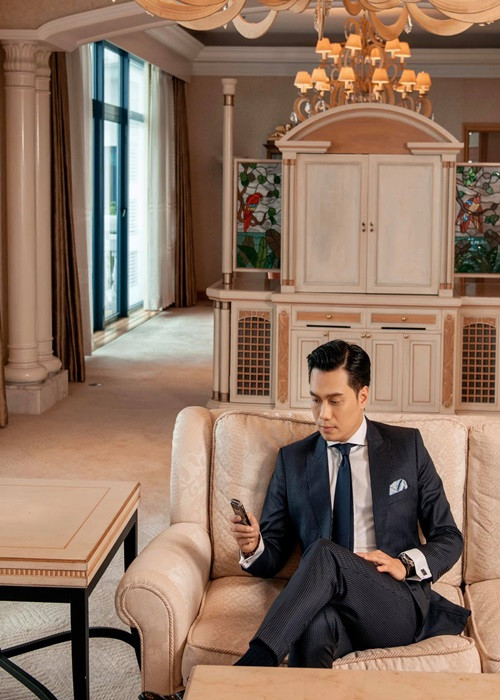 Trên Dân Trí, Việt Anh cho biết, do dịch, nhu cầu quảng cáo, PR truyền thông của các doanh nghiệp trong 2 năm gần đây bị cắt giảm đến 60%. Thế cho nên, anh cũng bị sụt giảm về các hợp đồng quảng cáo.