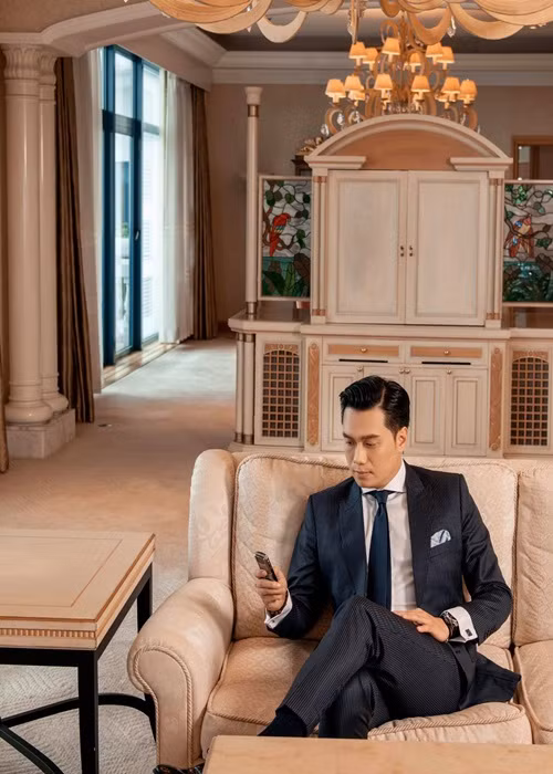 Trên Dân Trí, Việt Anh cho biết, do dịch, nhu cầu quảng cáo, PR truyền thông của các doanh nghiệp trong 2 năm gần đây bị cắt giảm đến 60%. Thế cho nên, anh cũng bị sụt giảm về các hợp đồng quảng cáo.