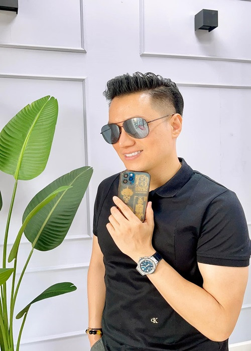 Mẫu kính Việt Anh sử dụng có giá dao động từ 20- 40 triệu đồng. Nam diễn viên còn đi những đôi giày giá khoảng 22 triệu đồng. Ảnh: Người đưa tin