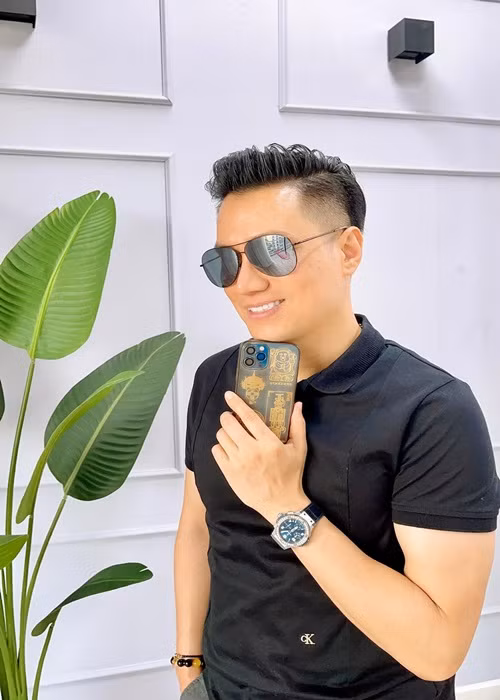 Mẫu kính Việt Anh sử dụng có giá dao động từ 20- 40 triệu đồng. Nam diễn viên còn đi những đôi giày giá khoảng 22 triệu đồng. Ảnh: Người đưa tin