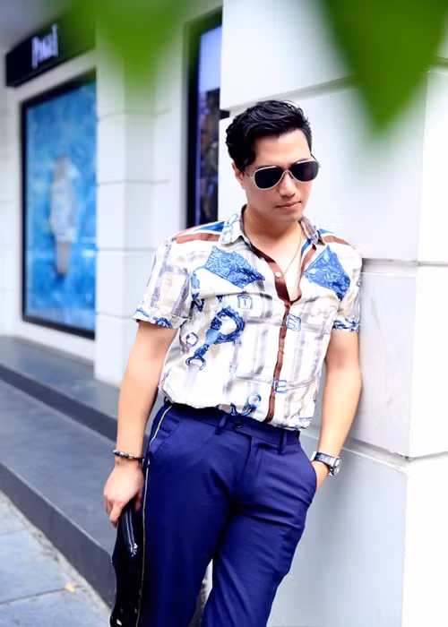 Công việc của Việt Anh trước dịch bệnh khá thuận lợi. Anh đắt show đóng phim, làm đại diện hình ảnh dự sự kiện. Theo Vietnamnet, thời điểm năm 2017, cát sê dự sự kiện của Việt Anh dao động từ khoảng 40 - 60 triệu, giá đóng TVC quảng cáo có thể từ 5000 - 10.000 USD; giá đăng quảng cáo trên trang cá nhân dao động từ 20-40 triệu.