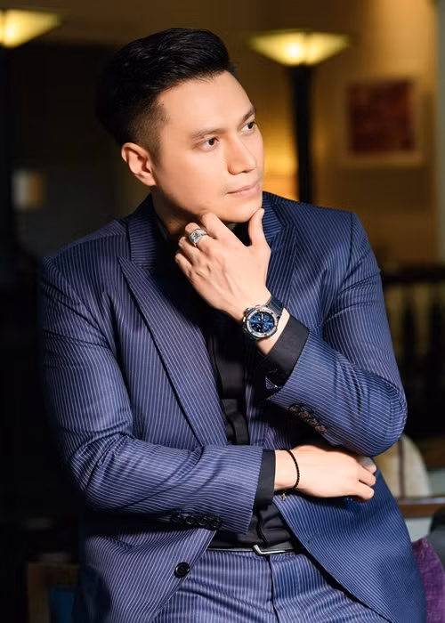 Mới đây, trong một clip, nam diễn viên Việt Anh chia sẻ, trước dịch COVID-19, anh có 2 nguồn thu tương đối ổn định là 1 căn nhà mặt đất và 1 căn chung cư. Tuy nhiên, vì dịch, cả hai căn nhà đều bị khách trả lại, chưa có ai thuê. Riêng căn chung cư, Việt Anh đang trả góp ngân hàng, hiện còn 2 tỷ. Mỗi tháng, anh phải trả 30 triệu cả gốc lẫn lãi. Cộng với tiền sinh hoạt phí của Việt Anh rơi vào khoảng 50 triệu/tháng nên nam diễn viên khá khó khăn.