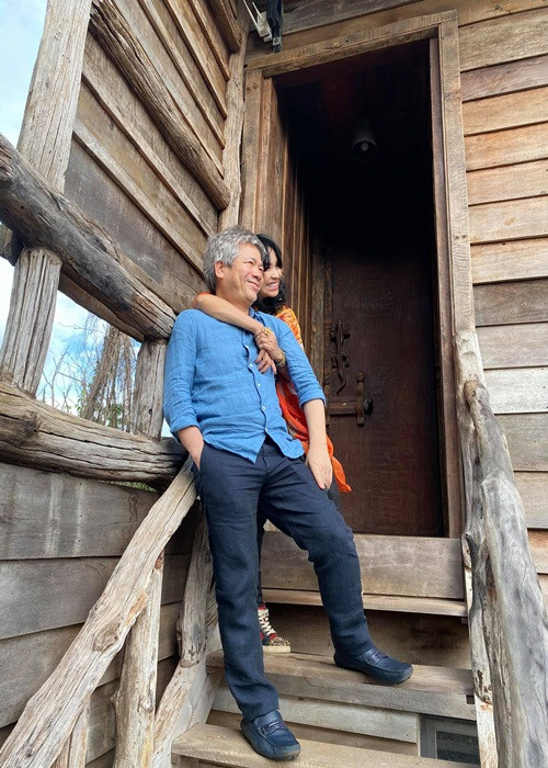 Trước khi đến với Thanh Lam, bác sĩ Bùi Tiến Hùng từng lập gia đình. Vợ quá cố của ông đã mất do ung thư, con gái của bác sĩ Hùng và con trai của Thanh Lam cùng học ở Nhạc viện Hà Nội.