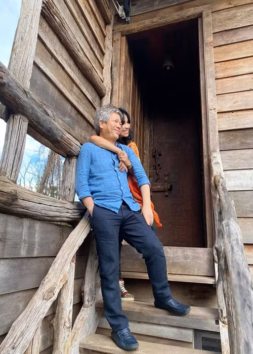 Trước khi đến với Thanh Lam, bác sĩ Bùi Tiến Hùng từng lập gia đình. Vợ quá cố của ông đã mất do ung thư, con gái của bác sĩ Hùng và con trai của Thanh Lam cùng học ở Nhạc viện Hà Nội.