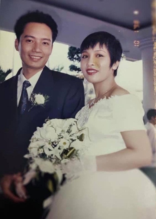 Mỹ Linh - Anh Quân kết hôn năm 1998. Khi làm đám cưới, Mỹ Linh là ngôi sao nhạc nhẹ nổi tiếng bậc nhất còn nhạc sĩ Anh Quân vừa trở về Việt Nam sau thời gian dài du học.
