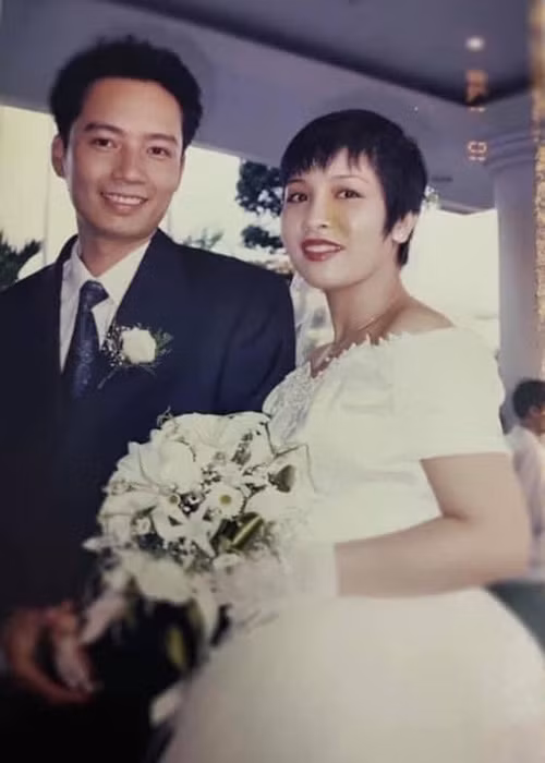 Mỹ Linh - Anh Quân kết hôn năm 1998. Khi làm đám cưới, Mỹ Linh là ngôi sao nhạc nhẹ nổi tiếng bậc nhất còn nhạc sĩ Anh Quân vừa trở về Việt Nam sau thời gian dài du học.