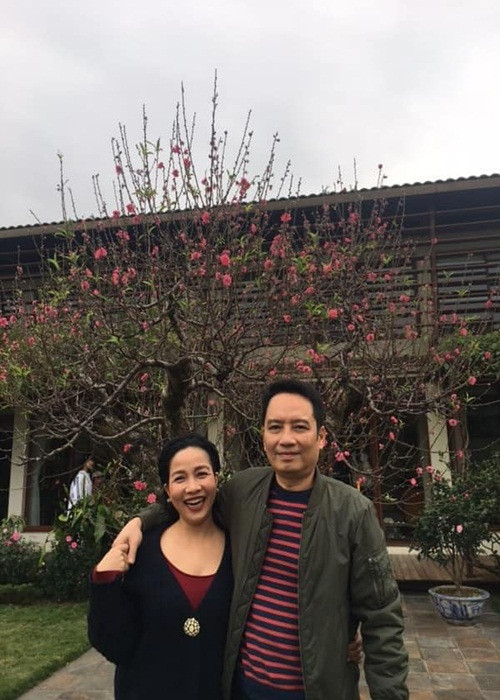 Nhạc sĩ Anh Quân không chỉ làm tốt vai trò của một người chồng mẫu mực mà còn là chỗ dựa vững chắc, đứng sau hàng loạt thành công của Mỹ Linh. Nữ diva từng chia sẻ, cô yêu chồng vì tính ít nói.