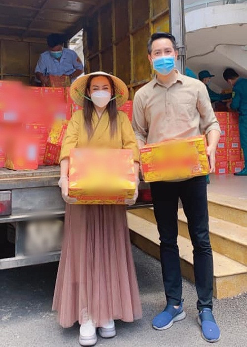 Giữa ồn ào từ thiện, ca sĩ Phi Nhung cho biết, lâu nay cô làm từ thiện bằng tiền đi hát, chứ không có quỹ từ thiện như những người khác.