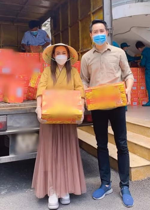 Giữa ồn ào từ thiện, ca sĩ Phi Nhung cho biết, lâu nay cô làm từ thiện bằng tiền đi hát, chứ không có quỹ từ thiện như những người khác.