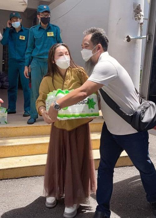 Gần đây, nữ ca sĩ bị soi 2 lần cứu trợ bà con miền Trung.