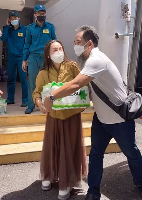 Gần đây, nữ ca sĩ bị soi 2 lần cứu trợ bà con miền Trung.