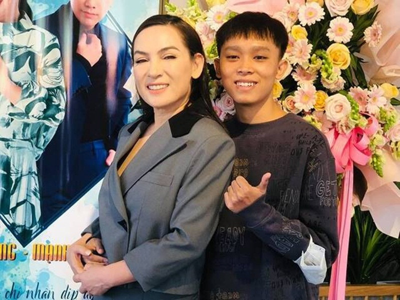 Phi Nhung hiện tại còn vướng ồn ào để quản lý giữ giải thưởng 200 triệu cùng cát sê của Hồ Văn Cường trong suốt 5 năm mặc cho cuộc sống của gia đình em vẫn khó khăn.