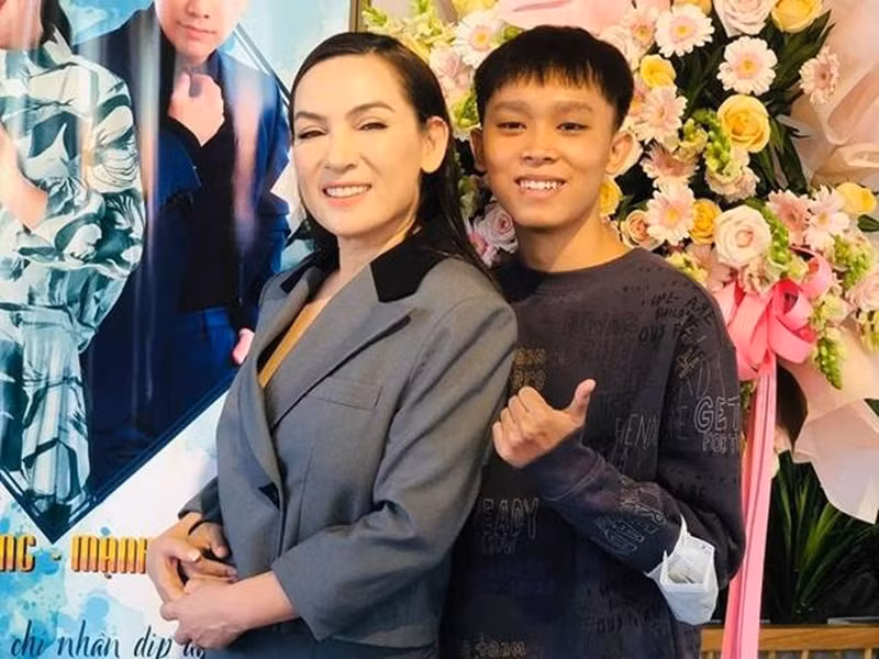 Phi Nhung hiện tại còn vướng ồn ào để quản lý giữ giải thưởng 200 triệu cùng cát sê của Hồ Văn Cường trong suốt 5 năm mặc cho cuộc sống của gia đình em vẫn khó khăn.