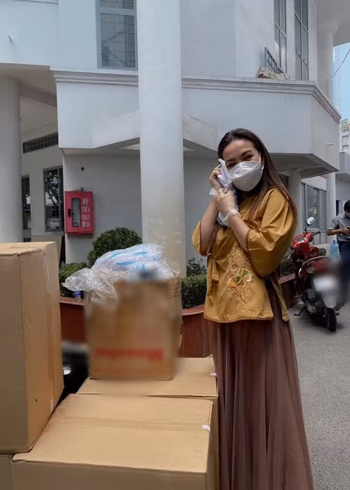 Cụ thể, Phi Nhung từng kêu gọi quyên góp vào tháng 10/2016 và tháng 10/2020. Điều đáng nói là cô từng hứa công khai chuyến từ thiện nhưng đến nay khán giả vẫn chưa thấy nữ ca sĩ cập nhật sao kê giải ngân.