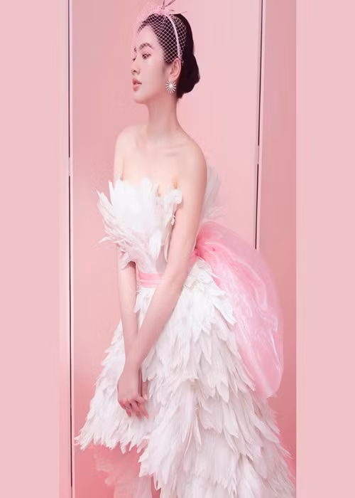 Chân dài đến từ An Giang đắt show hơn sau tin đồn hẹn hò chồng cũ Lệ Quyên.