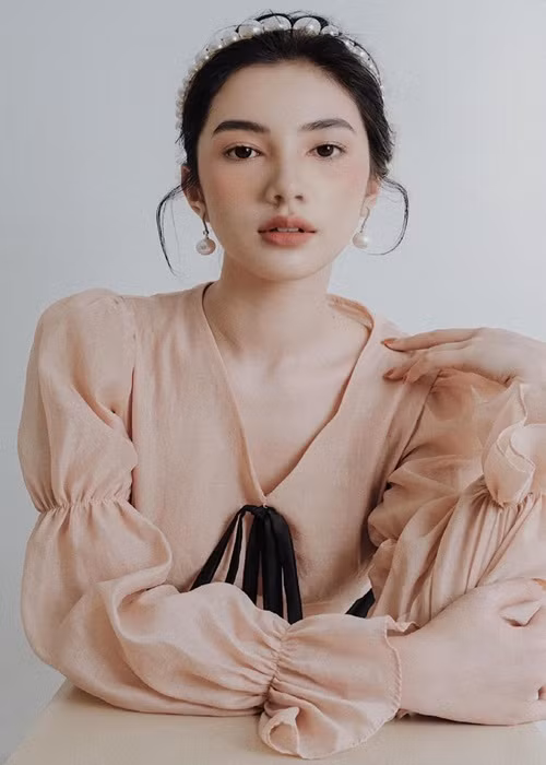 Chú thích "thả thính" của Cẩm Đan thường đi kèm hình ảnh xinh đẹp của chân dài.