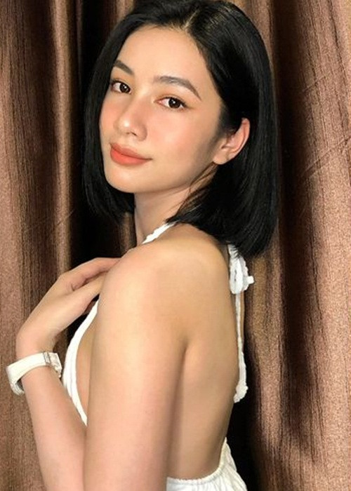 Cách đây ít ngày, ông chủ phòng trà Đức Huy có chia sẻ ẩn ý: "Không gió thổi, biển làm gì có sóng. Không có em, anh có em khác thôi mà". Một số đặt nghi vấn, Cẩm Đan và chồng cũ Lệ Quyên đã đường ai nấy đi.