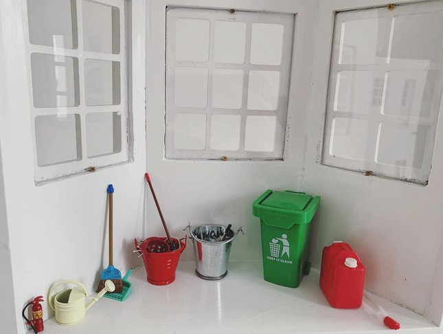 Tận dụng bên hông nhà để đồ quét, lau nhà thùng rác các thứ.