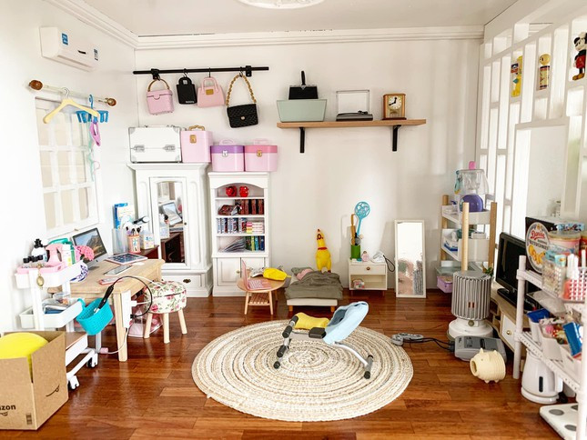 Còn đây là phòng ngủ, là con gái nên không thể thiếu mấy thùng trang điểm, làm đẹp, dưỡng da. Góc bên phải còn có thể thư giãn đọc sách, xem TV và kệ bánh kẹo.