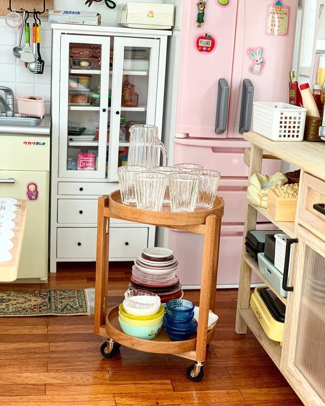 Với đầy đủ các món đồ như tủ lạnh, TV, máy hút bụi, lò sưởi, trái cây, đồ ăn… Trà My phải mất hơn 8 tháng mới sắm được gần như đầy đủ nội thất trong nhà và 2 tháng để decor. Tuy chỉ là bếp tí hon nhưng cô bạn rất chú trọng việc chọn mua những món đồ cho căn bếp, phải làm sao nhìn vừa đáng yêu vừa trông giống như thật. Một số đồ như bình hoa, trái cây, ly cà phê, bánh mỳ... được làm thu nhỏ 12 lần so với kích thước thật.