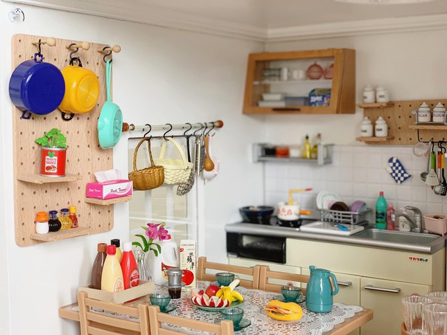 Gắn thêm bảng lỗ và tận dụng thanh treo rèm cửa để treo đồ.