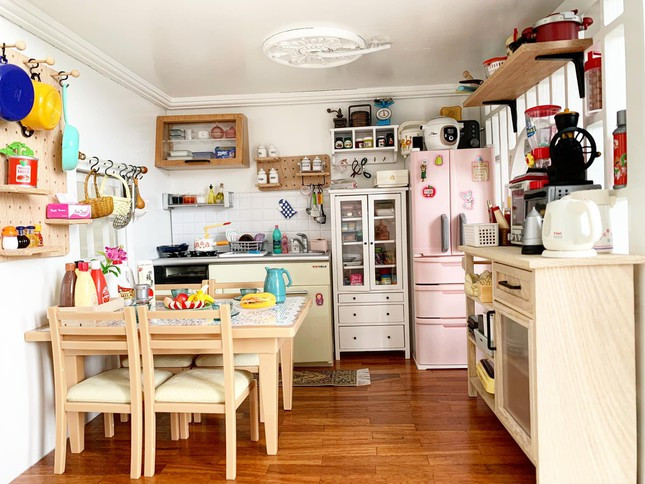 Tổng quan căn bếp, My gọi đây là "căn bếp tí hon mộng mơ", phòng yêu thích nhất của cô bạn, dù ít vào bếp nhưng gì cũng phải có.