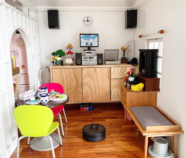 Phòng khách ấm cúng có cả dàn loa karaoke như thật.