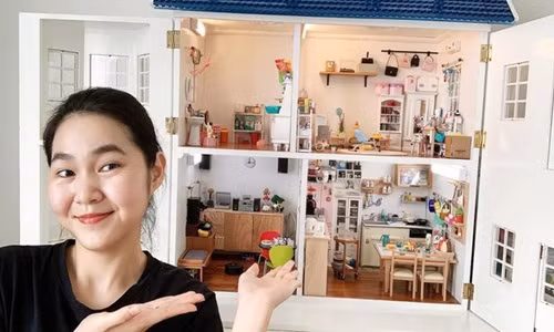 Đó là lời giới thiệu của Nguyễn Thuỵ Trà My, sinh năm 96, hiện sống và làm việc tại TPHCM. Cô bạn là tác giả của ngôi nhà mini đang khiến cộng đồng mạng thích thú mê mẩn. Dù tự nhận “nhà nhỏ nên đồ đạc hơi lỉnh kỉnh” nhưng nhiều bạn trẻ vẫn hết lời khen “cơ ngơi” tí hon này là ngôi nhà trong mơ lý tưởng, bởi mọi thứ đều rất sống động cũng như cách sắp xếp hài hòa từ đồ đạc đến tông màu.