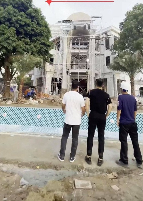 Cách đây không lâu, Khắc Tiệp bị tố mượn biệt thự 1800m2 để "sống ảo". Theo người tố, ông trùm chân dài chỉ là người đi thuê và xây dựng lại để làm công ty.