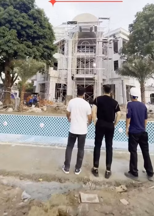 Cách đây không lâu, Khắc Tiệp bị tố mượn biệt thự 1800m2 để "sống ảo". Theo người tố, ông trùm chân dài chỉ là người đi thuê và xây dựng lại để làm công ty.