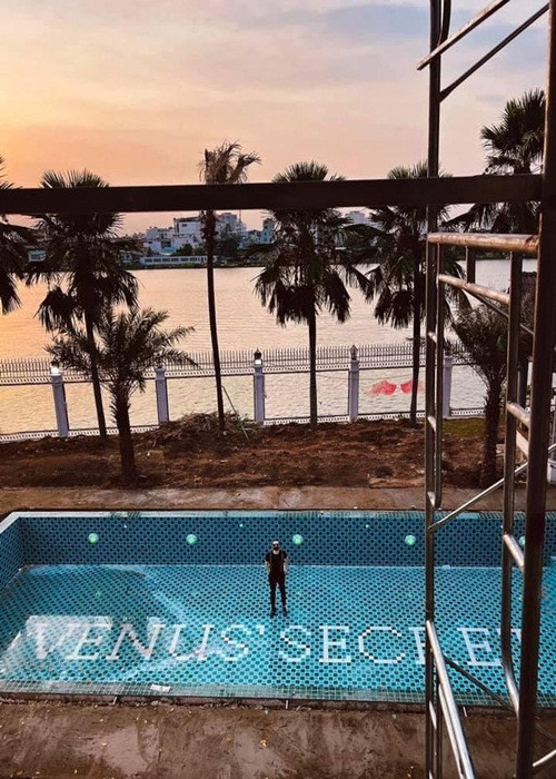 "Tôi dự định sau này tổ chức những buổi tiệc bên hồ bơi định kỳ mỗi tháng một lần để gặp gỡ bạn bè, đồng nghiệp trong làng giải trí", Khắc Tiệp cho hay.