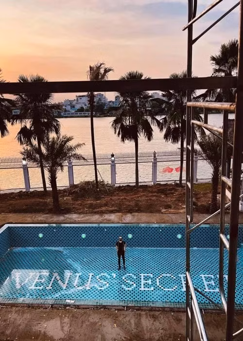 "Tôi dự định sau này tổ chức những buổi tiệc bên hồ bơi định kỳ mỗi tháng một lần để gặp gỡ bạn bè, đồng nghiệp trong làng giải trí", Khắc Tiệp cho hay.