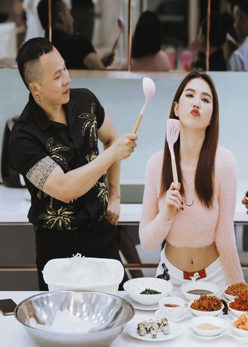  Khắc Tiệp rủ Ngọc Trinh sang biệt thự mới ở vì lo lắng cho cô sau vụ bị trộm lấy tài sản 13 tỷ cũng như cả hai tiện trao đổi công việc.