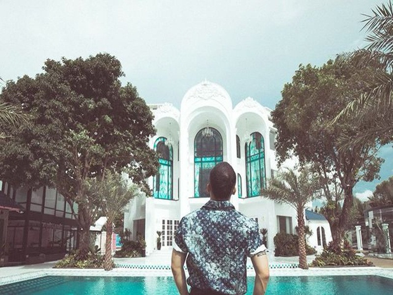  Biệt thự mới của Khắc Tiệp rộng 1.800m2.