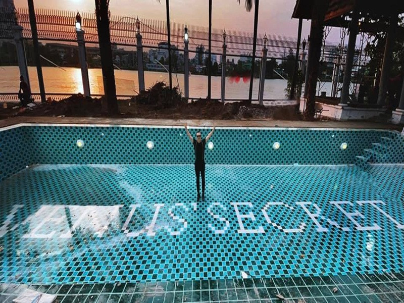 Ông bầu khoe bể bơi trong biệt thự mới.