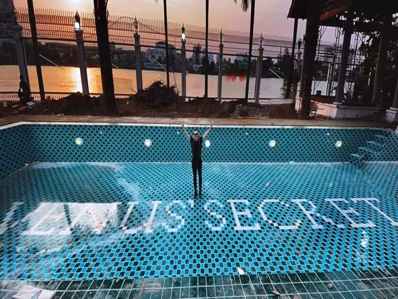 Ông bầu khoe bể bơi trong biệt thự mới.