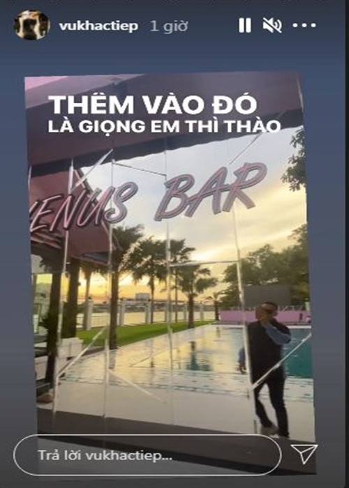 Trước đó, trên Ngôi sao, Vũ Khắc Tiệp chia sẻ, biệt thự có bể bơi, quầy bar, khu vực sân vườn rộng rãi, một căn nhà kính để làm nơi làm việc.