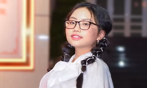 Phuong My Chi quang cao keo ngam trang da, loat sao gap hoa... khong chua?