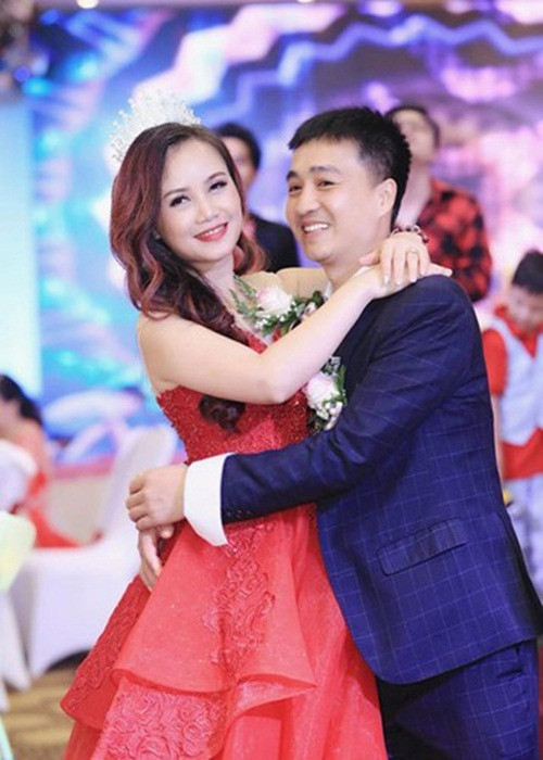 Từ ngày yêu và cưới nhau, Cao Thắng luôn đưa đón Hoàng Yến trong mọi sự kiện.