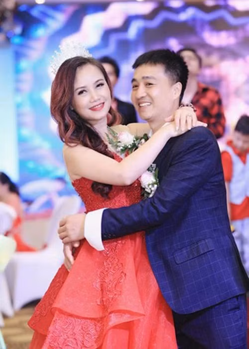 Từ ngày yêu và cưới nhau, Cao Thắng luôn đưa đón Hoàng Yến trong mọi sự kiện.