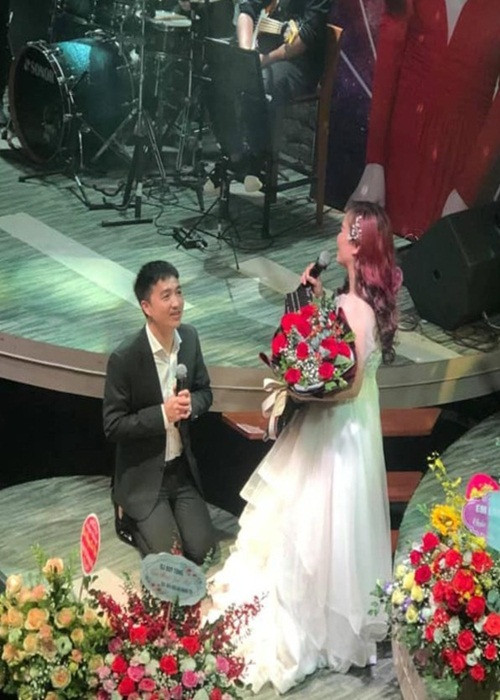 Năm 2020, trong đêm nhạc sinh nhật của Hoàng Yến, Cao Thắng quỳ gối tặng hoa vợ.