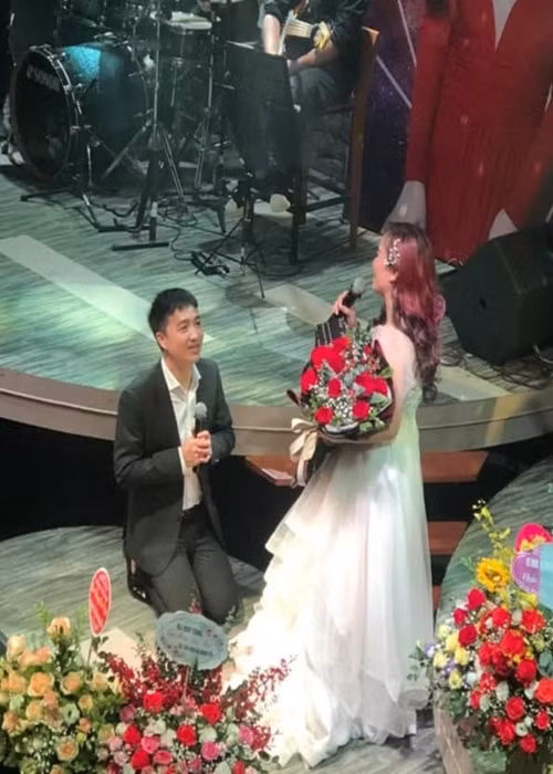 Năm 2020, trong đêm nhạc sinh nhật của Hoàng Yến, Cao Thắng quỳ gối tặng hoa vợ.