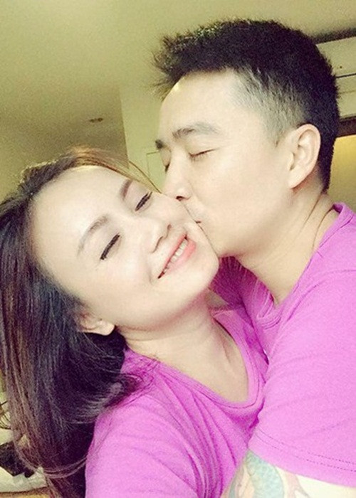 Cao Thắng còn làm thơ tặng Hoàng Yến: "Anh trở về ôm trọn vẹn yêu thương/Sẽ cùng em bên Hồ Gươm xao xuyến/Mãi ghi sâu đêm Tây Hồ lắng đọng/Yêu nồng nàn rồi ngương nghịu...bởi Yêu em/Em nhẹ cười...đó là bởi yêu thôi/Hoàng hôn có khi vàng, khi tím/Yến nhỏ tìm đôi có khi hờn, khi giận/Yêu và thương ta không thể xa rời/Dấu yêu ơi anh sẽ mãi yêu người/ Ơi! Hạnh phúc tuyệt vời xin trọn vẹn yêu em".