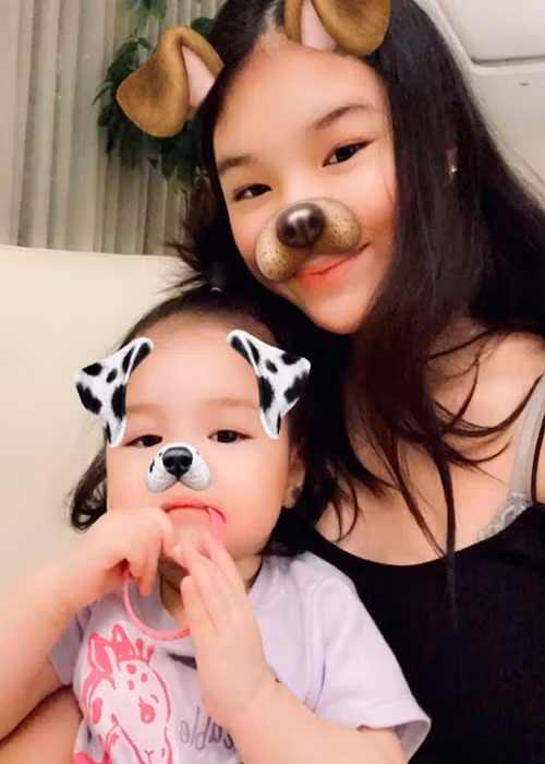 Hai cô con gái của Trần Bảo Sơn quấn quýt bên nhau.