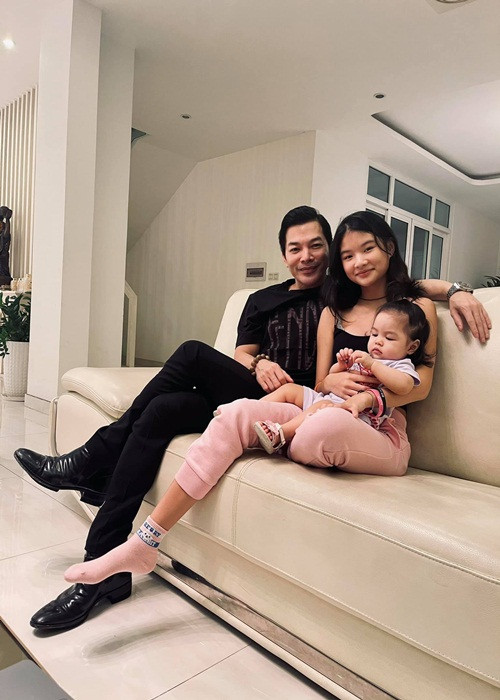 Nhân Ngày của cha, Trần Bảo Sơn lần đầu đăng tải hình ảnh cô con gái đầu lòng Devon và cô con thứ hai Kendall bên nhau. "Thật vui và hạnh phúc khi con cái nghĩa đến mình. Cảm ơn", nam diễn viết.