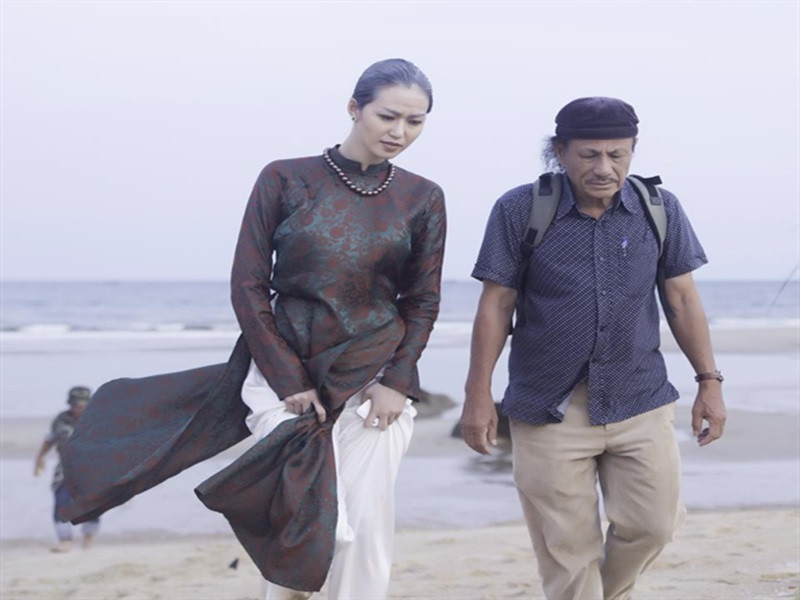 Năm 2001, đạo diễn phim "Người đẹp Tây Đô" được phong tặng danh hiệu nghệ sĩ ưu tú. Ảnh: Lao động