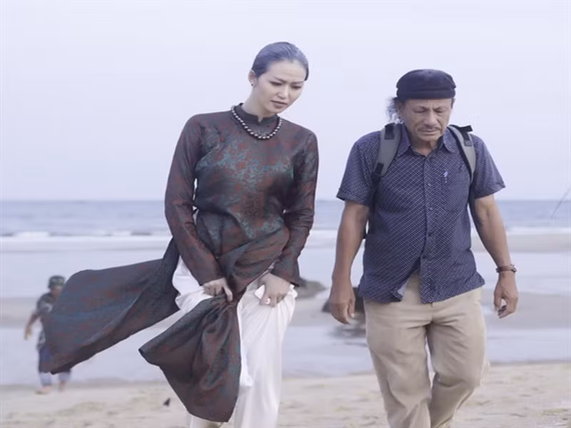 Năm 2001, đạo diễn phim "Người đẹp Tây Đô" được phong tặng danh hiệu nghệ sĩ ưu tú. Ảnh: Lao động